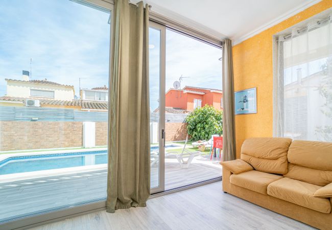 Вилла на Empuriabrava - 0125-MONTGRI Дом с бассейном и Wi-Fi Вилла на Empuriabrava - 0125-MONTGRI Дом с бассейном и Wi-Fi