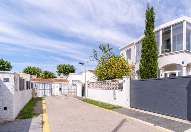 Вилла на Empuriabrava - 0125-MONTGRI Дом с бассейном и Wi-Fi Вилла на Empuriabrava - 0125-MONTGRI Дом с бассейном и Wi-Fi