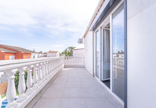 Вилла на Empuriabrava - 0125-MONTGRI Дом с бассейном и Wi-Fi Вилла на Empuriabrava - 0125-MONTGRI Дом с бассейном и Wi-Fi