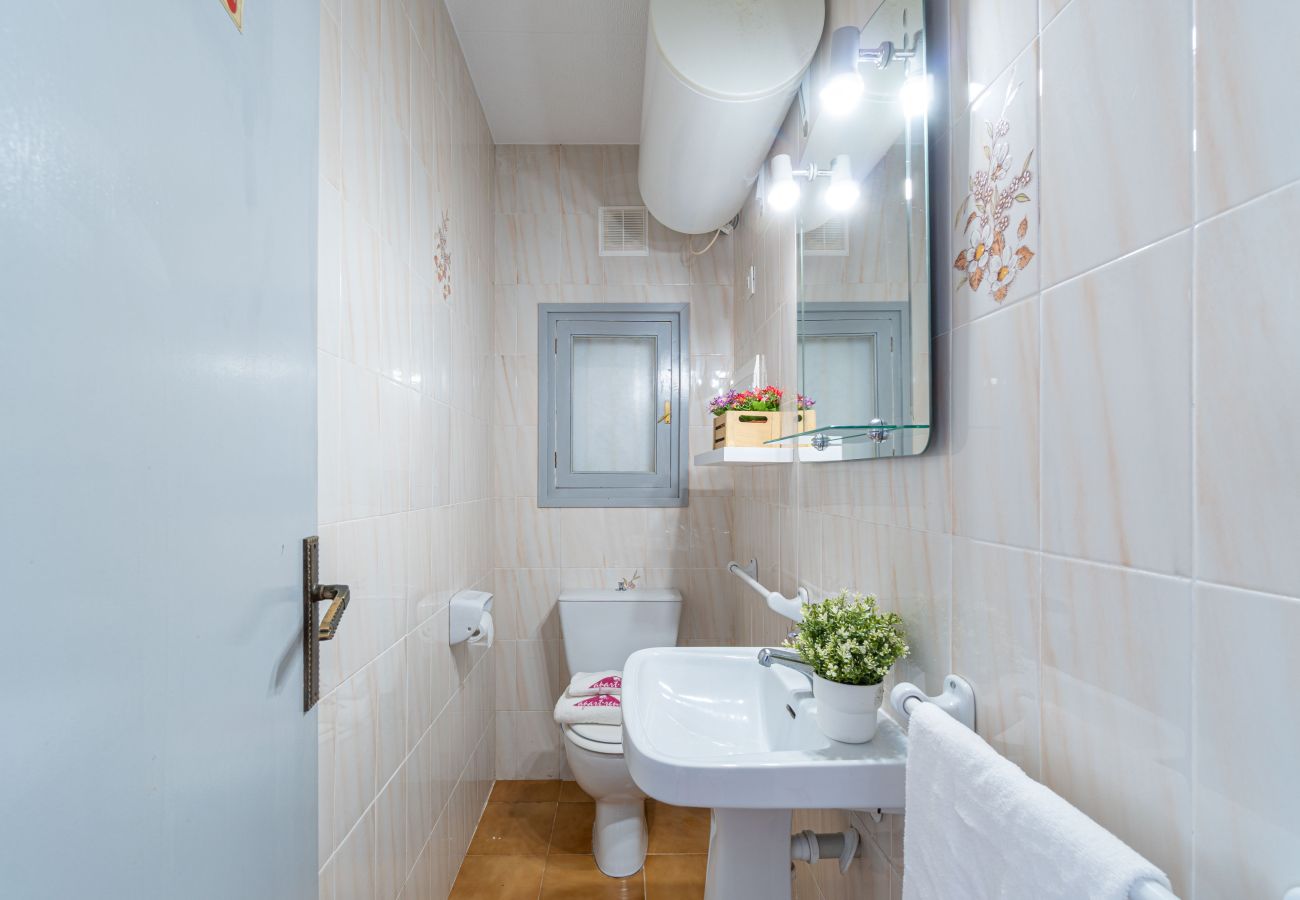 Вилла на Эмпуриабра / Empuriabrava - 0108-LLOBREGAT Дом у канала с бассейном и причалом