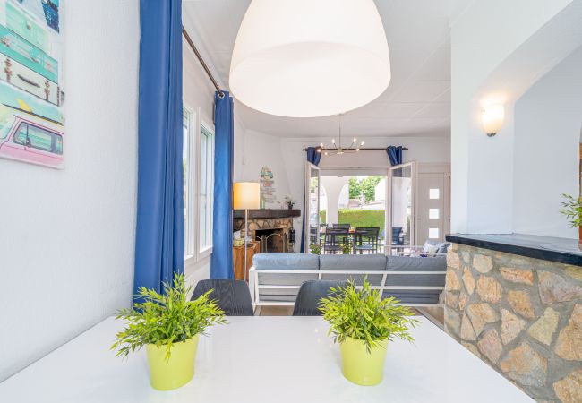 Вилла на Empuriabrava - 0119-MONTSENY Дом со студией Вилла на Empuriabrava - 0119-MONTSENY Дом со студией