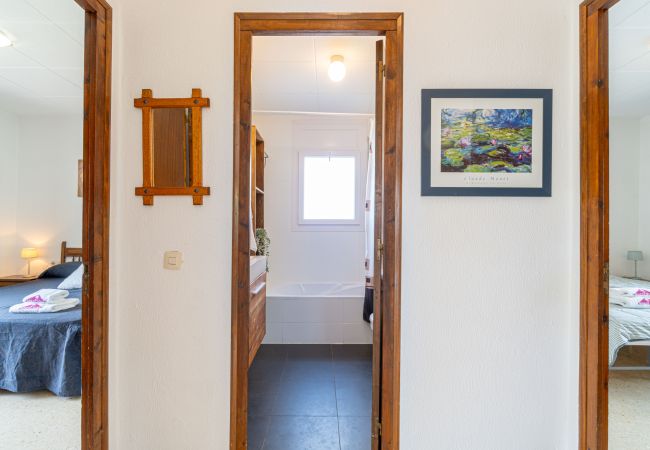 Вилла на Empuriabrava - 0119-MONTSENY Дом со студией Вилла на Empuriabrava - 0119-MONTSENY Дом со студией