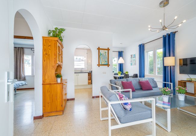 Вилла на Empuriabrava - 0119-MONTSENY Дом со студией Вилла на Empuriabrava - 0119-MONTSENY Дом со студией