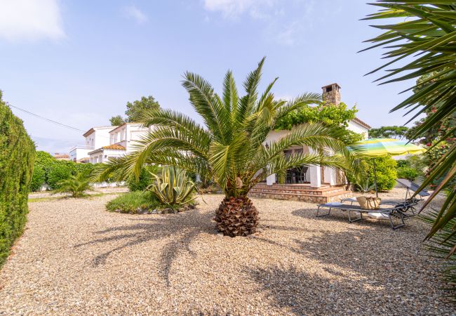 Вилла на Empuriabrava - 0119-MONTSENY Дом со студией Вилла на Empuriabrava - 0119-MONTSENY Дом со студией