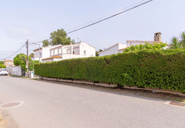 Вилла на Empuriabrava - 0119-MONTSENY Дом со студией Вилла на Empuriabrava - 0119-MONTSENY Дом со студией