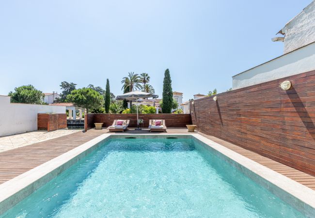 Вилла на Empuriabrava - 0106-LLOBREGAT Дом у канала с бассейном и причалом Вилла на Empuriabrava - 0106-LLOBREGAT Дом у канала с бассейном и причалом