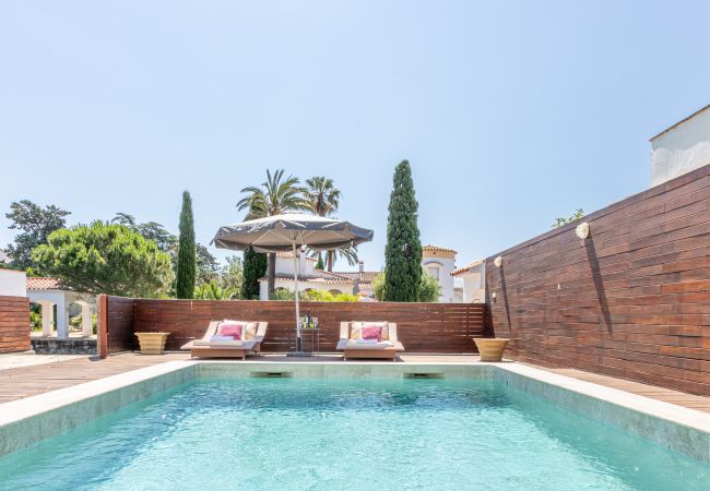 Вилла на Empuriabrava - 0106-LLOBREGAT Дом у канала с бассейном и причалом Вилла на Empuriabrava - 0106-LLOBREGAT Дом у канала с бассейном и причалом