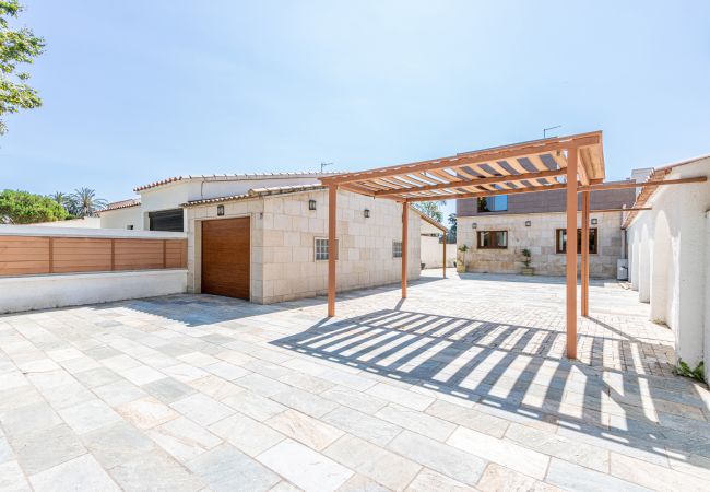 Вилла на Empuriabrava - 0106-LLOBREGAT Дом у канала с бассейном и причалом Вилла на Empuriabrava - 0106-LLOBREGAT Дом у канала с бассейном и причалом