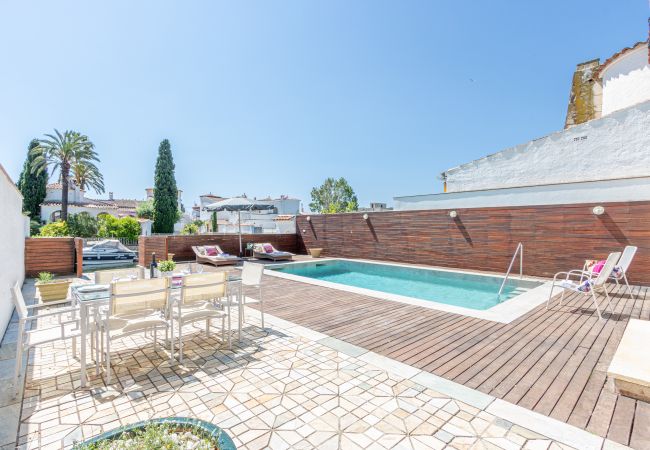 Вилла на Empuriabrava - 0106-LLOBREGAT Дом у канала с бассейном и причалом Вилла на Empuriabrava - 0106-LLOBREGAT Дом у канала с бассейном и причалом