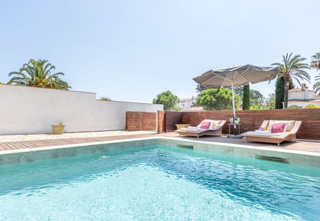 Вилла на Empuriabrava - 0106-LLOBREGAT Дом у канала с бассейном и причалом Вилла на Empuriabrava - 0106-LLOBREGAT Дом у канала с бассейном и причалом