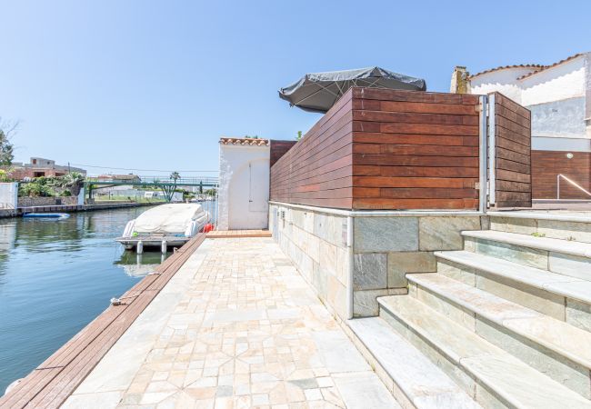 Вилла на Empuriabrava - 0106-LLOBREGAT Дом у канала с бассейном и причалом Вилла на Empuriabrava - 0106-LLOBREGAT Дом у канала с бассейном и причалом