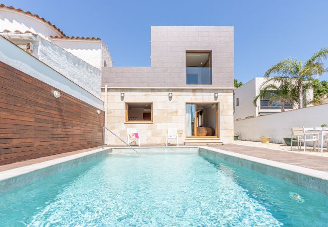 Вилла на Empuriabrava - 0106-LLOBREGAT Дом у канала с бассейном и причалом Вилла на Empuriabrava - 0106-LLOBREGAT Дом у канала с бассейном и причалом