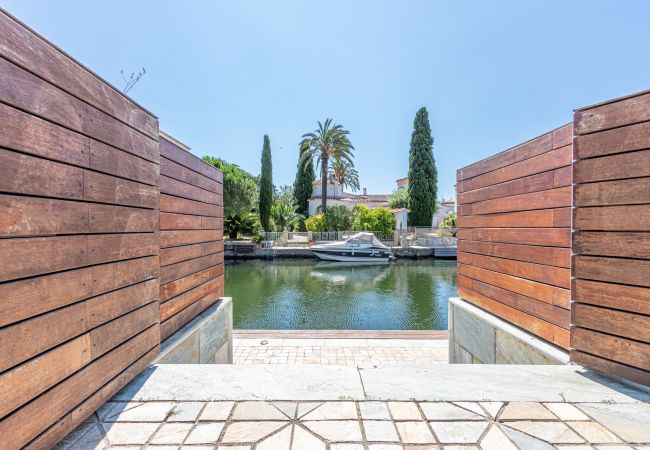 Вилла на Empuriabrava - 0106-LLOBREGAT Дом у канала с бассейном и причалом Вилла на Empuriabrava - 0106-LLOBREGAT Дом у канала с бассейном и причалом