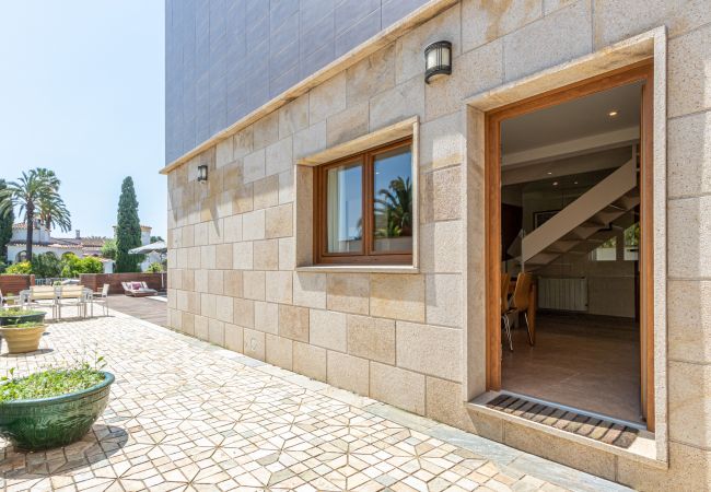 Вилла на Empuriabrava - 0106-LLOBREGAT Дом у канала с бассейном и причалом Вилла на Empuriabrava - 0106-LLOBREGAT Дом у канала с бассейном и причалом