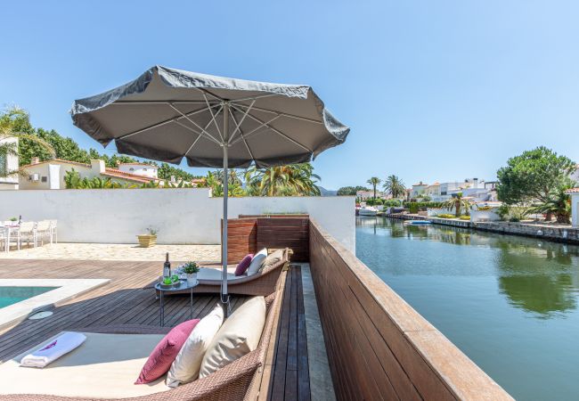 Вилла на Empuriabrava - 0106-LLOBREGAT Дом у канала с бассейном и причалом Вилла на Empuriabrava - 0106-LLOBREGAT Дом у канала с бассейном и причалом