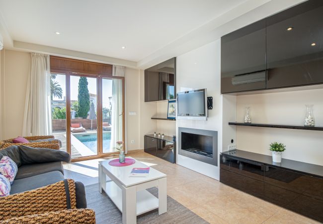 Вилла на Empuriabrava - 0106-LLOBREGAT Дом у канала с бассейном и причалом Вилла на Empuriabrava - 0106-LLOBREGAT Дом у канала с бассейном и причалом