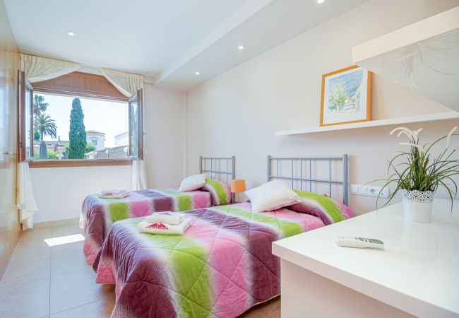 Вилла на Empuriabrava - 0106-LLOBREGAT Дом у канала с бассейном и причалом Вилла на Empuriabrava - 0106-LLOBREGAT Дом у канала с бассейном и причалом