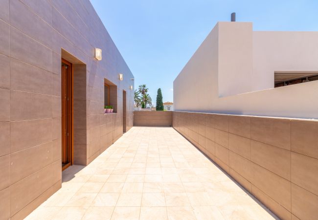 Вилла на Empuriabrava - 0106-LLOBREGAT Дом у канала с бассейном и причалом Вилла на Empuriabrava - 0106-LLOBREGAT Дом у канала с бассейном и причалом