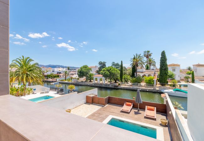 Вилла на Empuriabrava - 0106-LLOBREGAT Дом у канала с бассейном и причалом Вилла на Empuriabrava - 0106-LLOBREGAT Дом у канала с бассейном и причалом