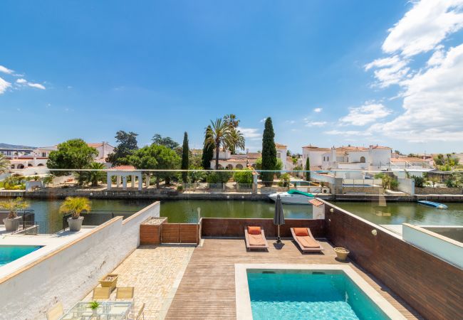 Вилла на Empuriabrava - 0106-LLOBREGAT Дом у канала с бассейном и причалом Вилла на Empuriabrava - 0106-LLOBREGAT Дом у канала с бассейном и причалом