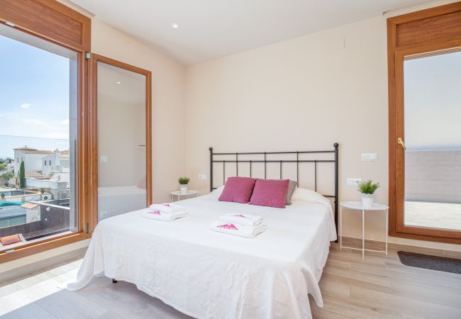 Вилла на Empuriabrava - 0106-LLOBREGAT Дом у канала с бассейном и причалом Вилла на Empuriabrava - 0106-LLOBREGAT Дом у канала с бассейном и причалом