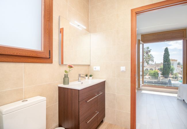 Вилла на Empuriabrava - 0106-LLOBREGAT Дом у канала с бассейном и причалом Вилла на Empuriabrava - 0106-LLOBREGAT Дом у канала с бассейном и причалом