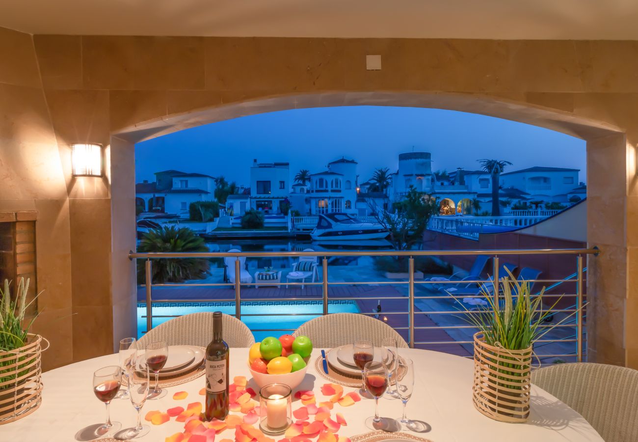 Вилла на Эмпуриабра / Empuriabrava - 0141-PANI