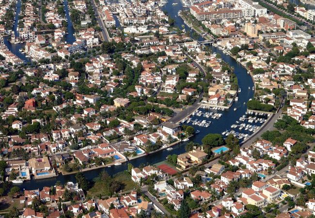 Вилла на Empuriabrava - 0032-CARLIT Дом с садом и 3 спальнями Вилла на Empuriabrava - 0032-CARLIT Дом с садом и 3 спальнями