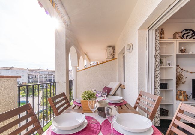 Апартаменты на Empuriabrava - 0137-SANT MAURICI Квартира с видом на канал и бассейном Апартаменты на Empuriabrava - 0137-SANT MAURICI Квартира с видом на канал и бассейном