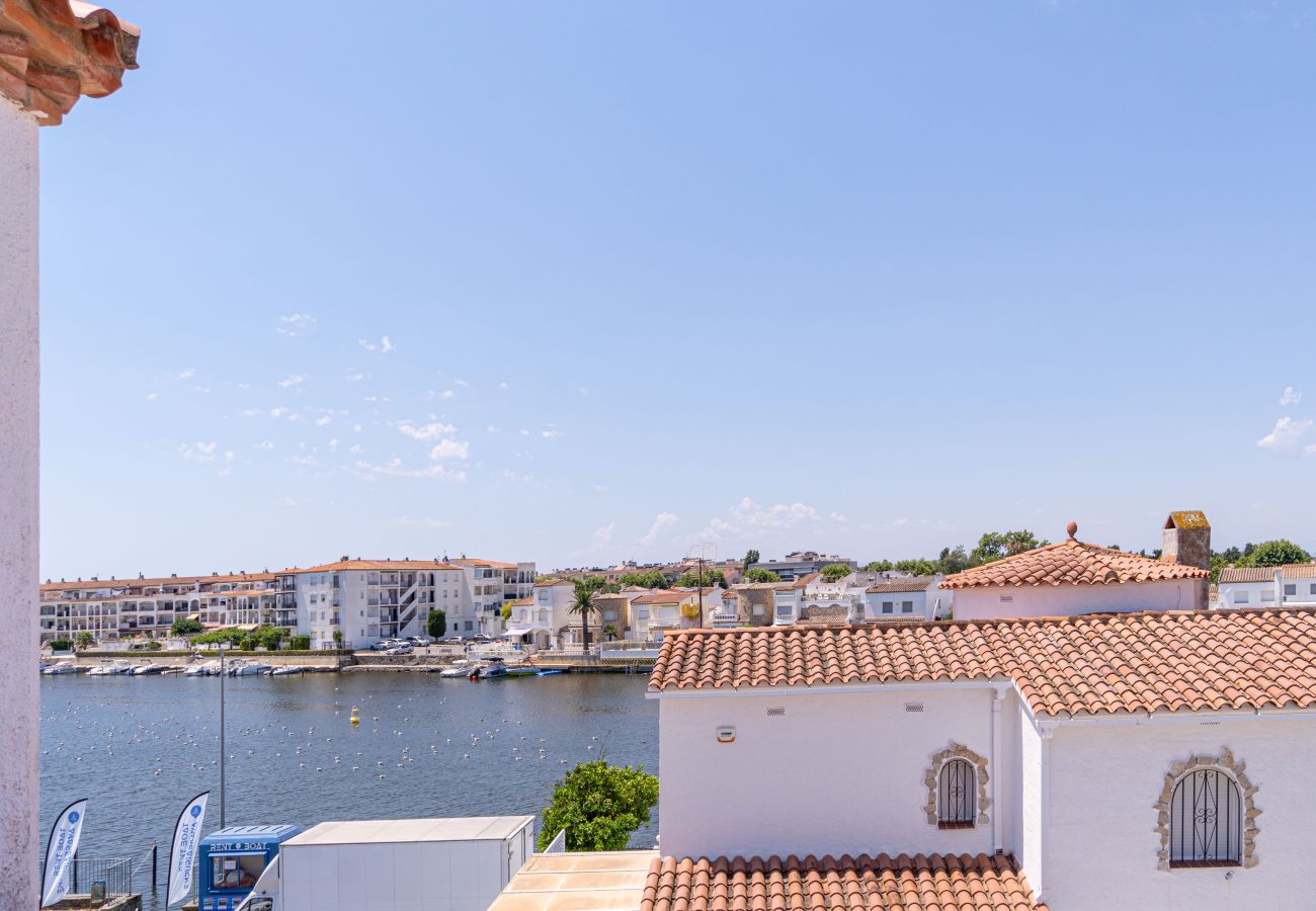Вилла на Эмпуриабра / Empuriabrava - 0191-SANT MAURICI Дом с частным бассейном
