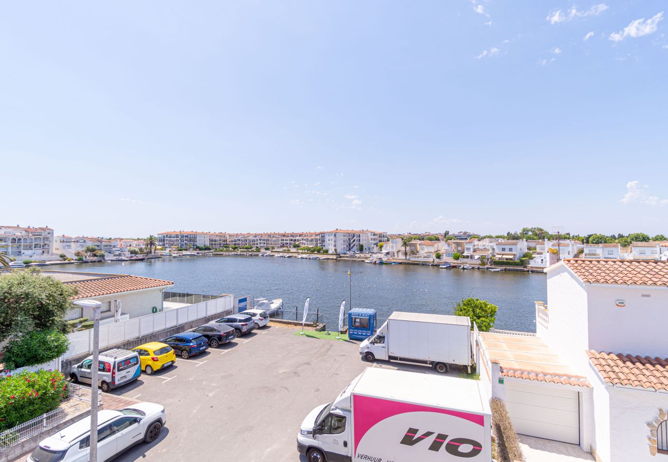 Вилла на Эмпуриабра / Empuriabrava - 0191-SANT MAURICI Дом с частным бассейном