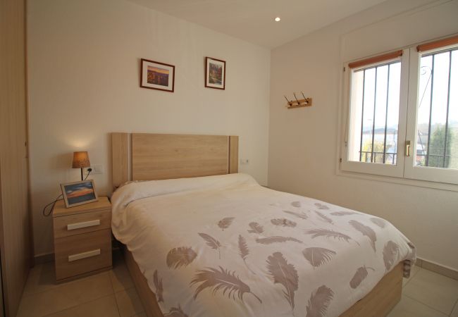 Апартаменты на Empuriabrava - 0185-SANT MAURICI Квартира с общим бассейном и видом на канал Апартаменты на Empuriabrava - 0185-SANT MAURICI Квартира с общим бассейном и видом на канал