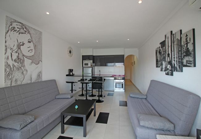 Апартаменты на Empuriabrava - 0185-SANT MAURICI Квартира с общим бассейном и видом на канал Апартаменты на Empuriabrava - 0185-SANT MAURICI Квартира с общим бассейном и видом на канал