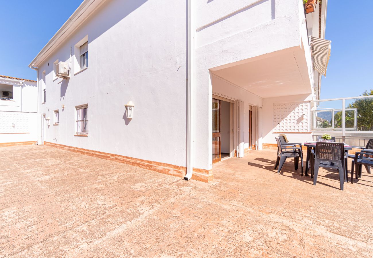 Апартаменты на Эмпуриабра / Empuriabrava - 8001-SANT MORI  Квартира рядом с пляжем