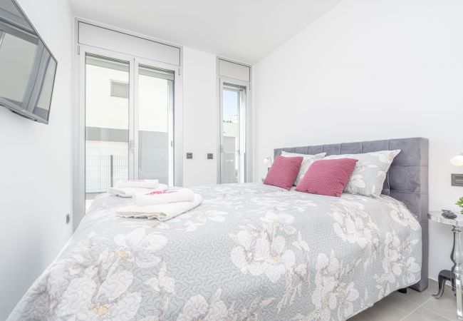 Апартаменты на Rosas / Roses - 2010-AV.PLATJA Квартира высокого класса с общим бассейном и парковкой Апартаменты на Rosas / Roses - 2010-AV.PLATJA Квартира высокого класса с общим бассейном и парковкой