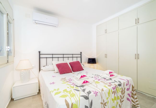 Вилла на Empuriabrava - 0100-LLOBREGAT Дом у канала с бассейном, причалом и студией Вилла на Empuriabrava - 0100-LLOBREGAT Дом у канала с бассейном, причалом и студией