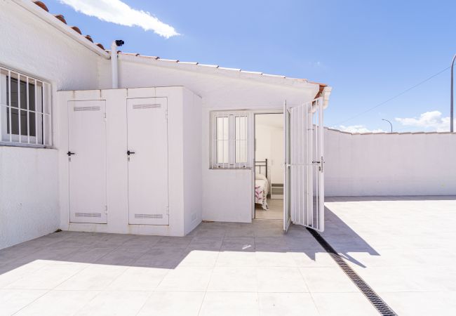 Вилла на Empuriabrava - 0100-LLOBREGAT Дом у канала с бассейном, причалом и студией Вилла на Empuriabrava - 0100-LLOBREGAT Дом у канала с бассейном, причалом и студией