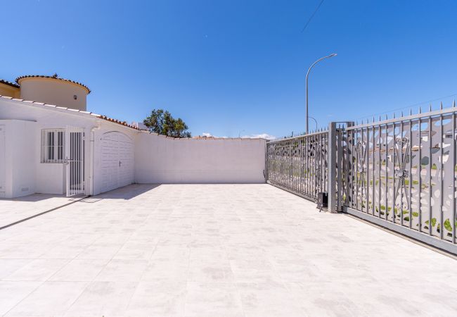 Вилла на Empuriabrava - 0100-LLOBREGAT Дом у канала с бассейном, причалом и студией Вилла на Empuriabrava - 0100-LLOBREGAT Дом у канала с бассейном, причалом и студией