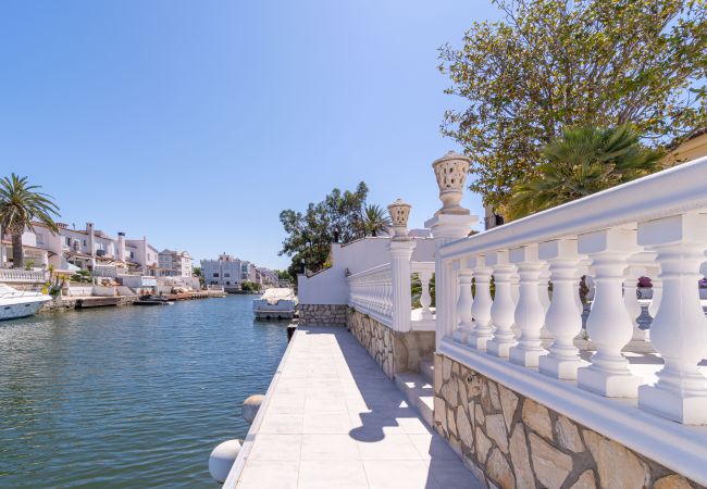 Вилла на Empuriabrava - 0100-LLOBREGAT Дом у канала с бассейном, причалом и студией Вилла на Empuriabrava - 0100-LLOBREGAT Дом у канала с бассейном, причалом и студией