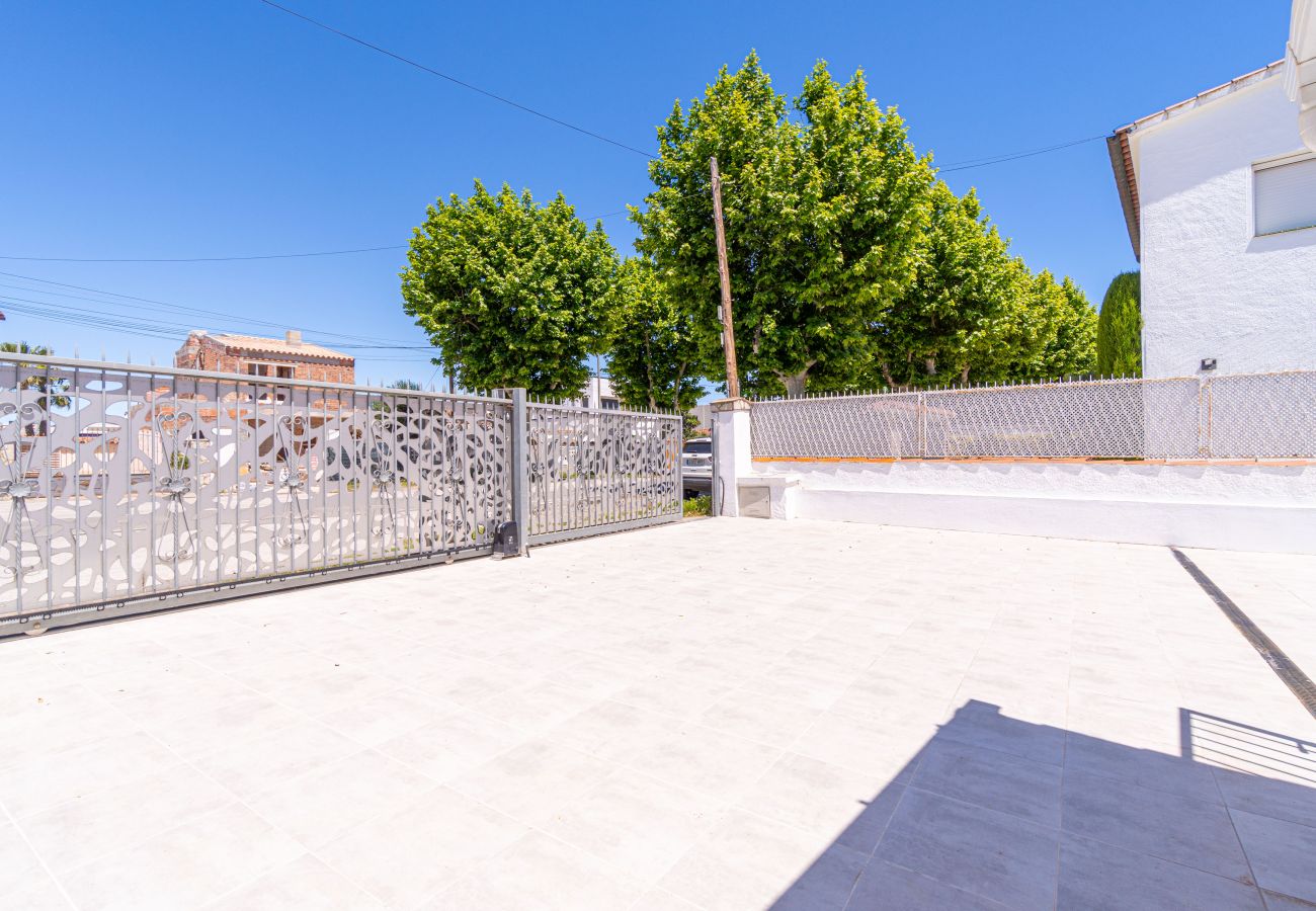 Вилла на Эмпуриабра / Empuriabrava - 0100-LLOBREGAT Дом у канала с бассейном, причалом и студией