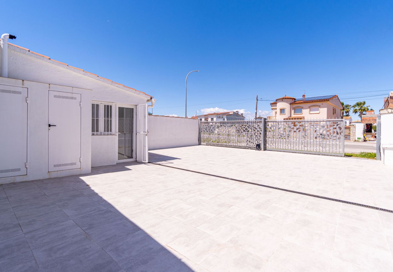 Вилла на Эмпуриабра / Empuriabrava - 0100-LLOBREGAT Дом у канала с бассейном, причалом и студией
