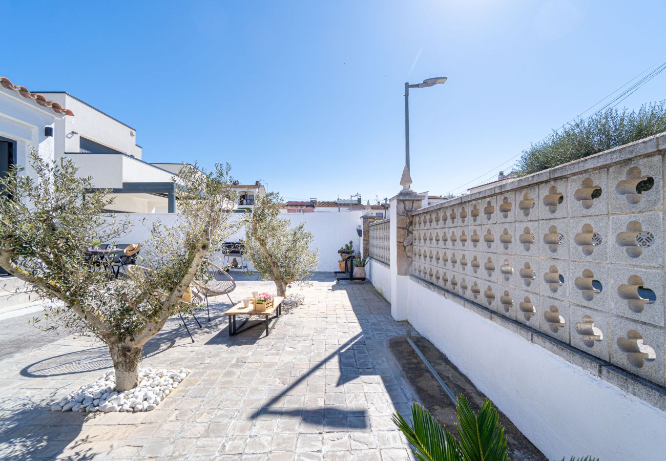 Вилла на Эмпуриабра / Empuriabrava - 0009-ALBERES Дом с бассейном