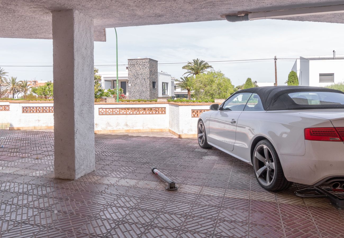 Вилла на Эмпуриабра / Empuriabrava - 0151-ILLA CARTAGO Дом рыбака на канале