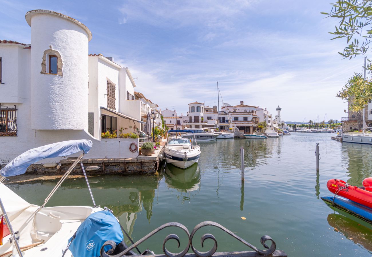 Вилла на Эмпуриабра / Empuriabrava - 0151-ILLA CARTAGO Дом рыбака на канале