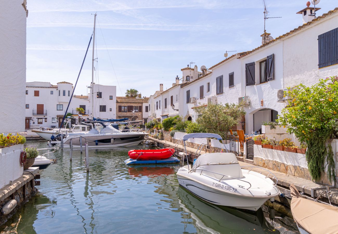 Вилла на Эмпуриабра / Empuriabrava - 0151-ILLA CARTAGO Дом рыбака на канале