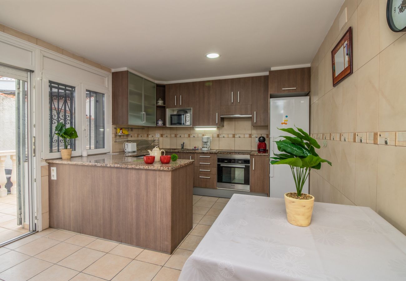 Вилла на Эмпуриабра / Empuriabrava - 0082-PANI Дом с 3 спальнями