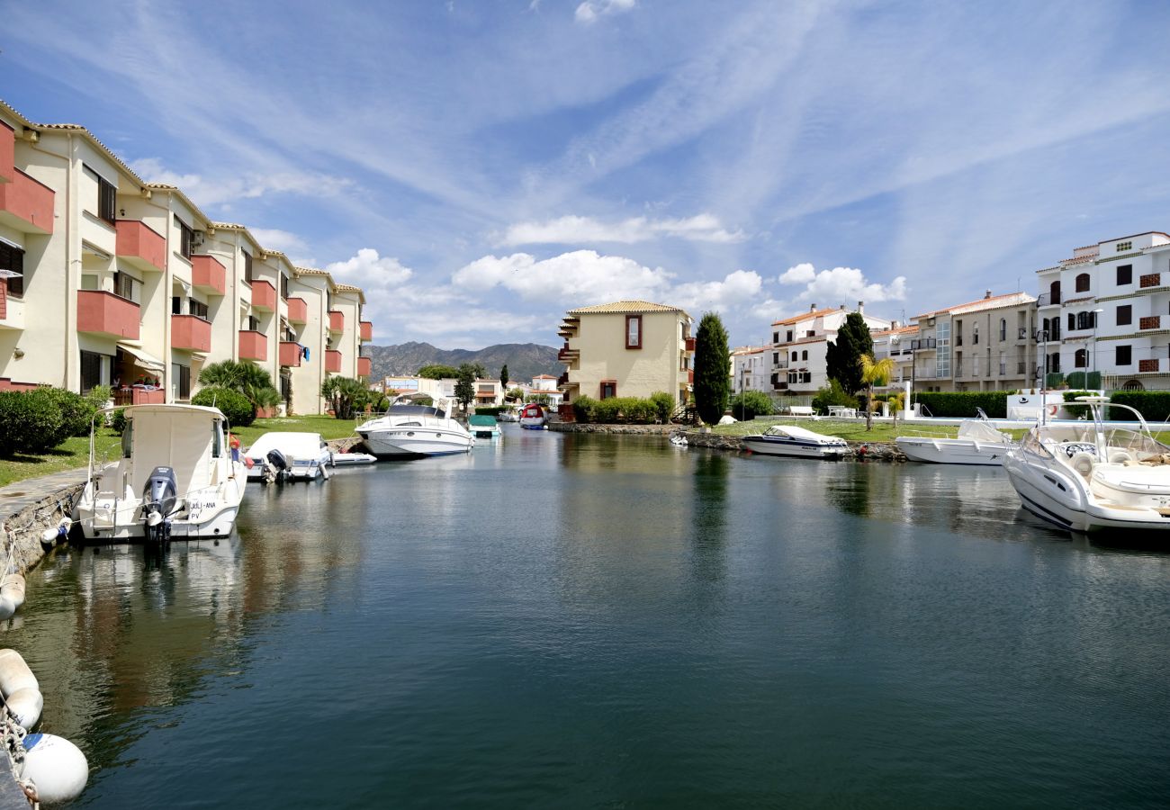 Апартаменты на Эмпуриабра / Empuriabrava - 0147-PORT SOTAVENT Квартира с видом на канал и бассейном