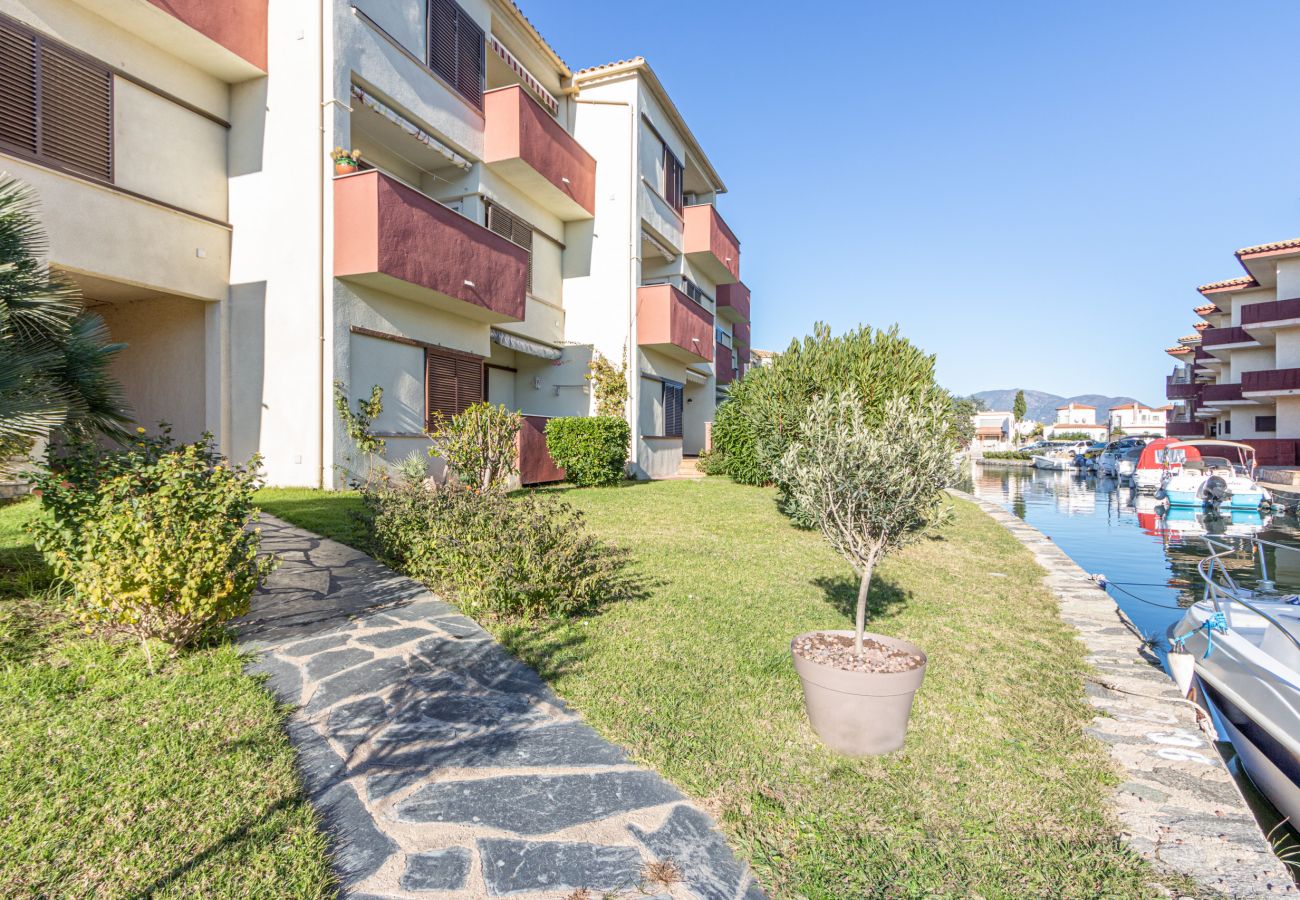 Апартаменты на Эмпуриабра / Empuriabrava - 0147-PORT SOTAVENT Квартира с видом на канал и бассейном